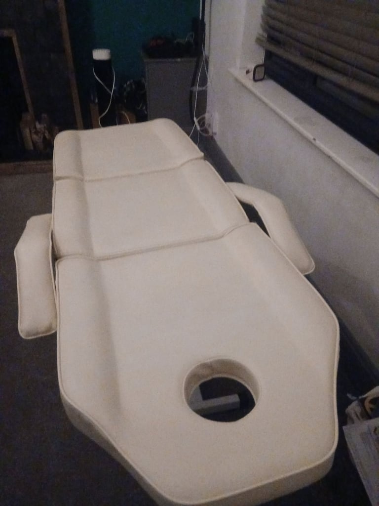 💆‍♀️ Professional White Massage / Beauty Bed – Excellent Condition