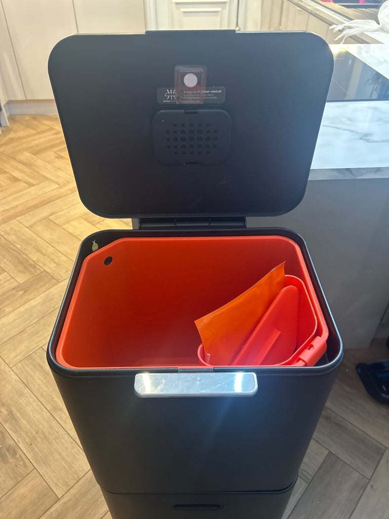 Almost new Joseph Joseph Black Totem Max 60L Black Waste & Recycling Bin