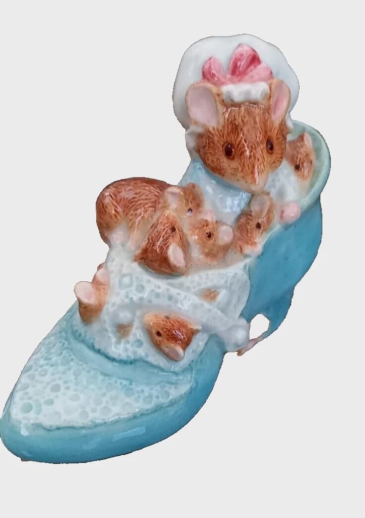Border Fine Arts Classics - Old Woman In a Shoe (A2440) Beatrix Potter Figurine