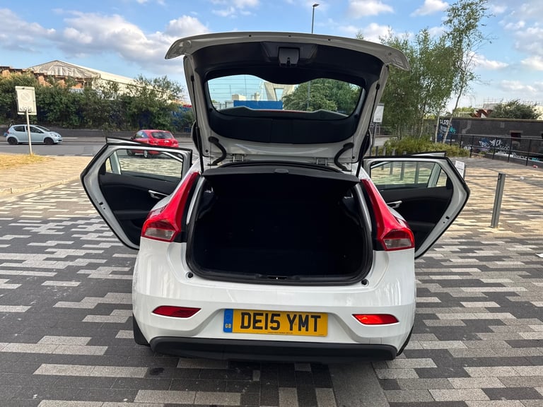 2015 VOLVO V40 SE 1.6 D2 DIESEL 6 SPEED MANUAL WHITE 5dr HATCHBACK 