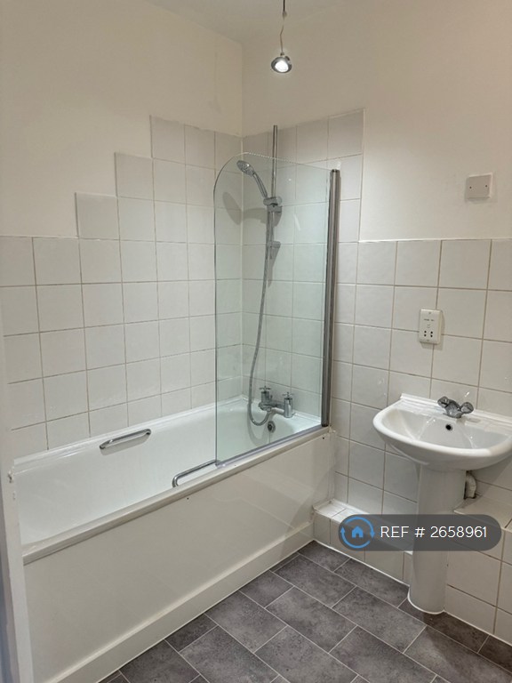 1 bedroom flat in Park Road, London, N14 (1 bed) (#2658961)