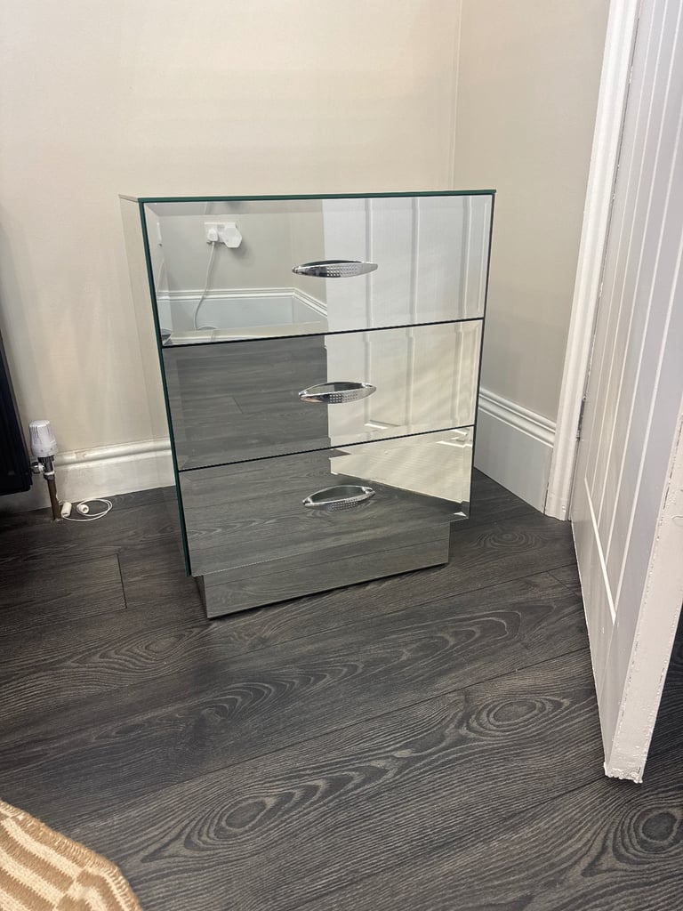 Mirrored 3-Drawer Bedside Table / Cabinet