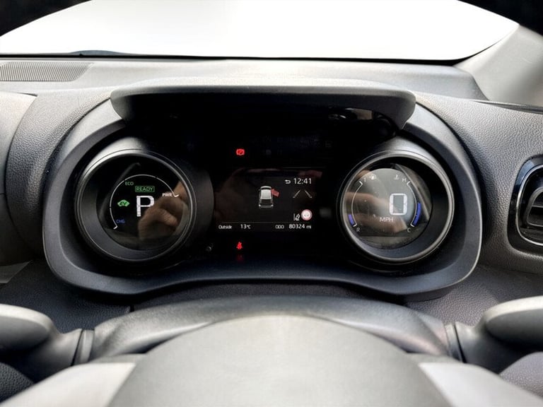 Toyota Yaris VVT-h Design Hatchback HYBRID Automatic