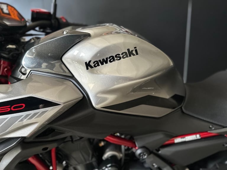 STUNNING LOW MILEAGE 2023/23 KAWASAKI Z650 MOTORCYCLE 