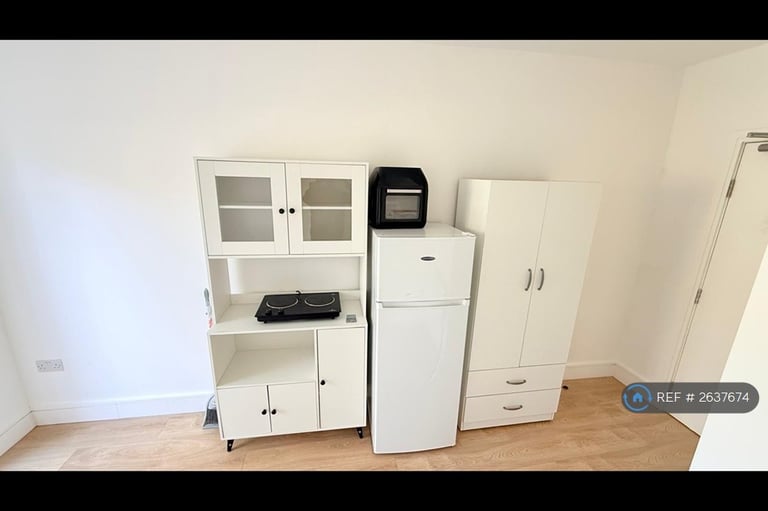 Studio flat in College Road, Cheshunt, Waltham Cross, EN8 (#2637674)