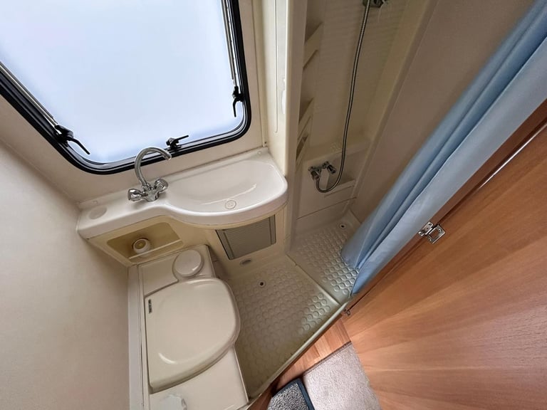 Roller Team Arabella 2001, 5 Berth, 6 Belts, Over Cab Bed, Rear Garage