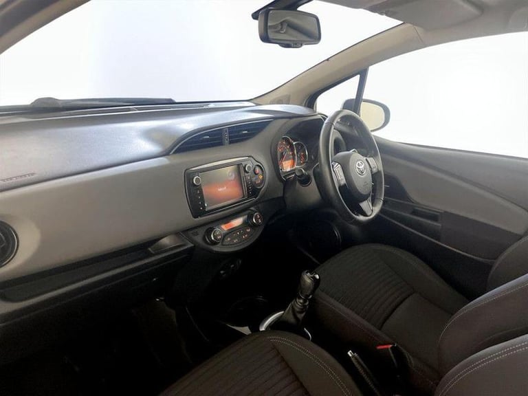 2017 Toyota Yaris 1.33 VVT-i Design 5dr HATCHBACK PETROL Manual