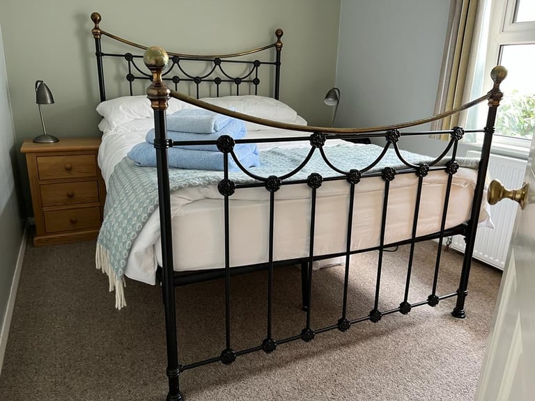 Double antique style bed 