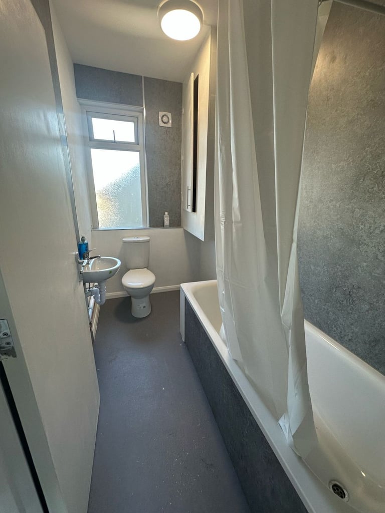 1 Large Double bedroom to Rent in HMO Property (RM18)