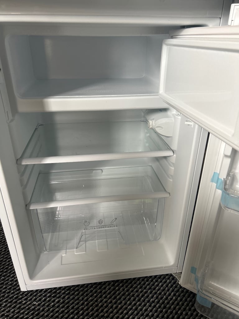 Under counter fridge 3 months old £70