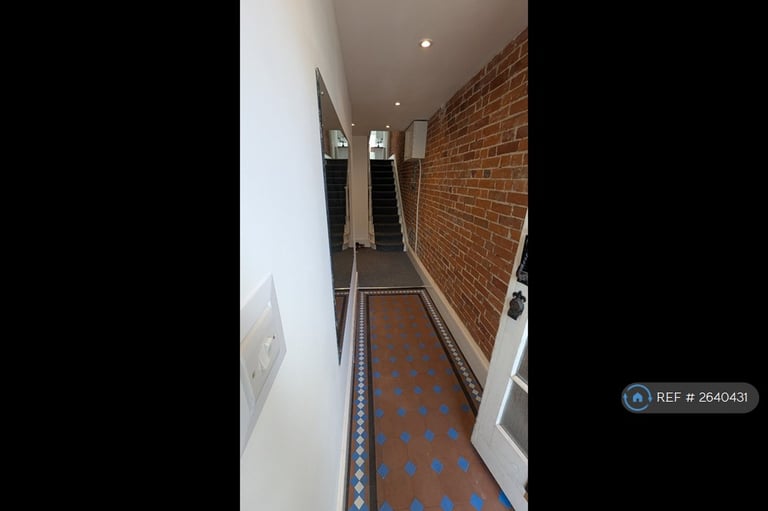 3 bedroom flat in Wincheap, Canterbury, CT1 (3 bed) (#2640431)