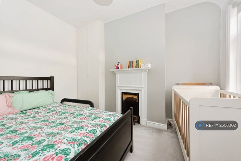 2 bedroom flat in Upper Richmond Road West, London, SW14 (2 bed) (#2608302)