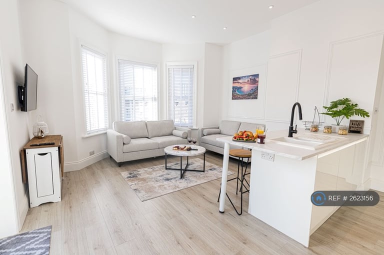 image for 2 bedroom flat in Elizabeth Court, Poole, BH15 (2 bed) (#2623156)