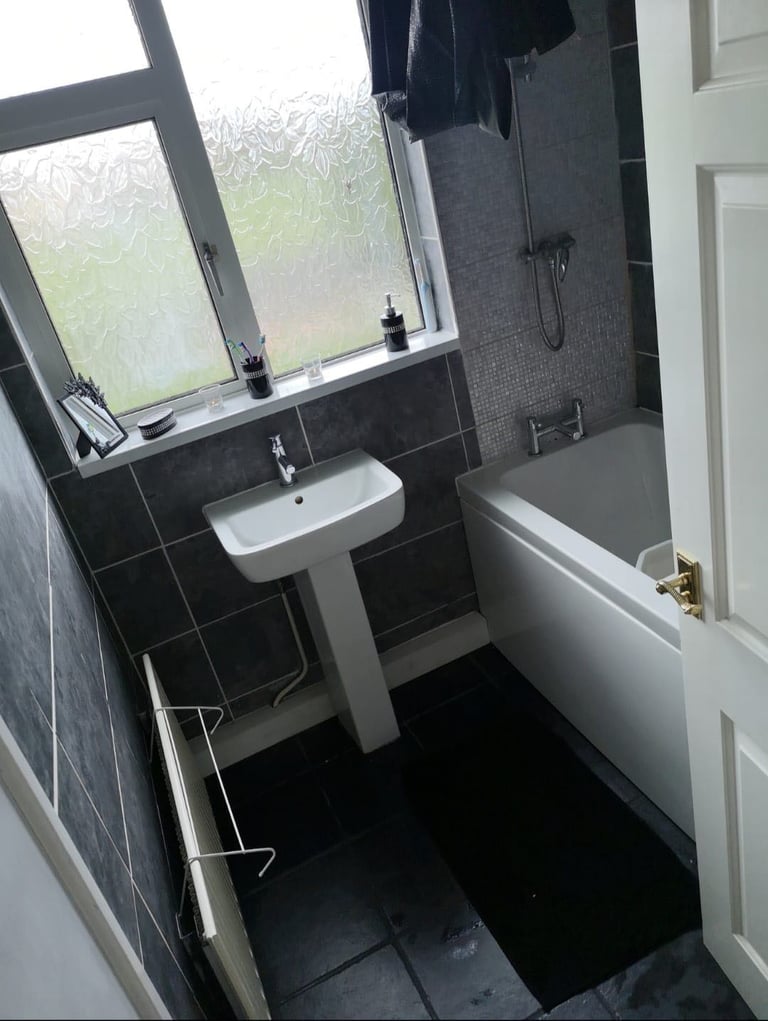 Spacious 2 bedroom first floor flat with garden