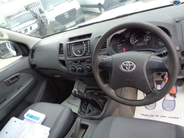 TOYOTA HILUX 2.5 D-4D HL2 White Manual Diesel 2012