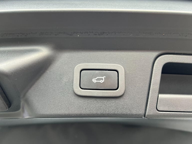 2017 Land Rover Range Rover Velar 2.0 D180 R-Dynamic S Auto 4WD Euro 6 (s/s) 5dr ESTATE Diesel Au...