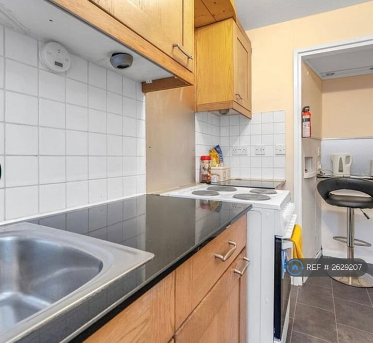 1 bedroom flat in Holyrood Road, Edinburgh, EH8 (1 bed) (#2629207)