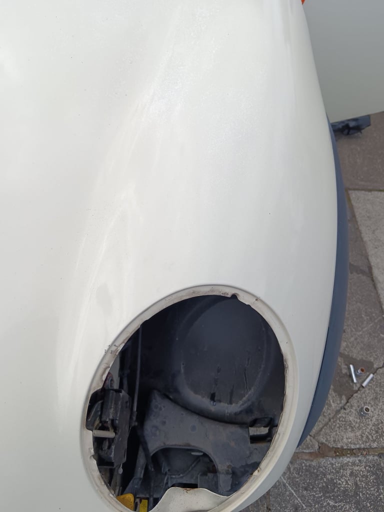 Mini R50 pepper white bonnet and grill, grill is loose,