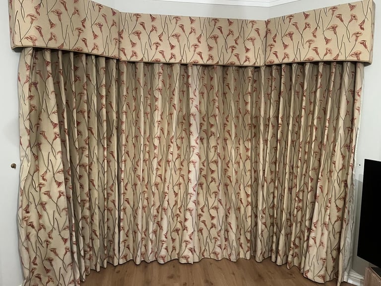 Lounge curtains and pelmet