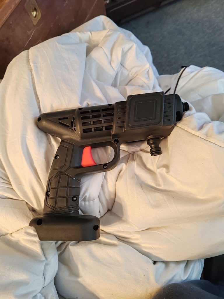 Battery operated cleaning gun
