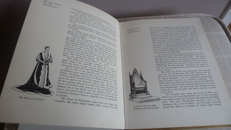 Selection of vintage and modern Royal Family memorabilia books and brochures