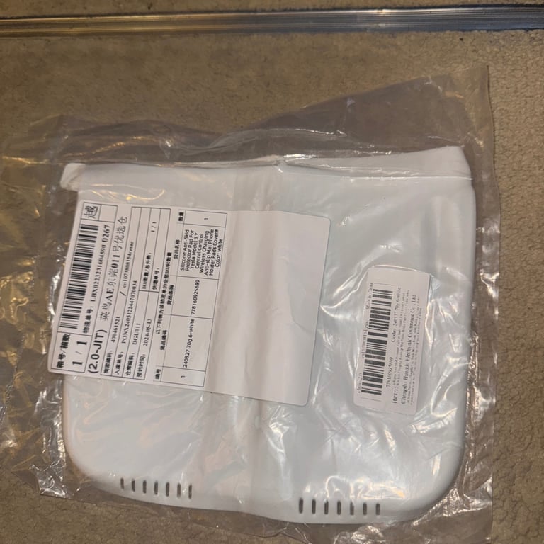 Tesla model Y/3 central arm rest , charger cover and rear view mirror rim in white - brand new 