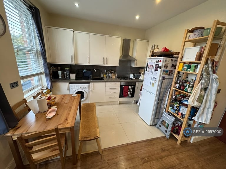 1 bedroom flat in Ferme Park Road, London, N4 (1 bed) (#2657000)