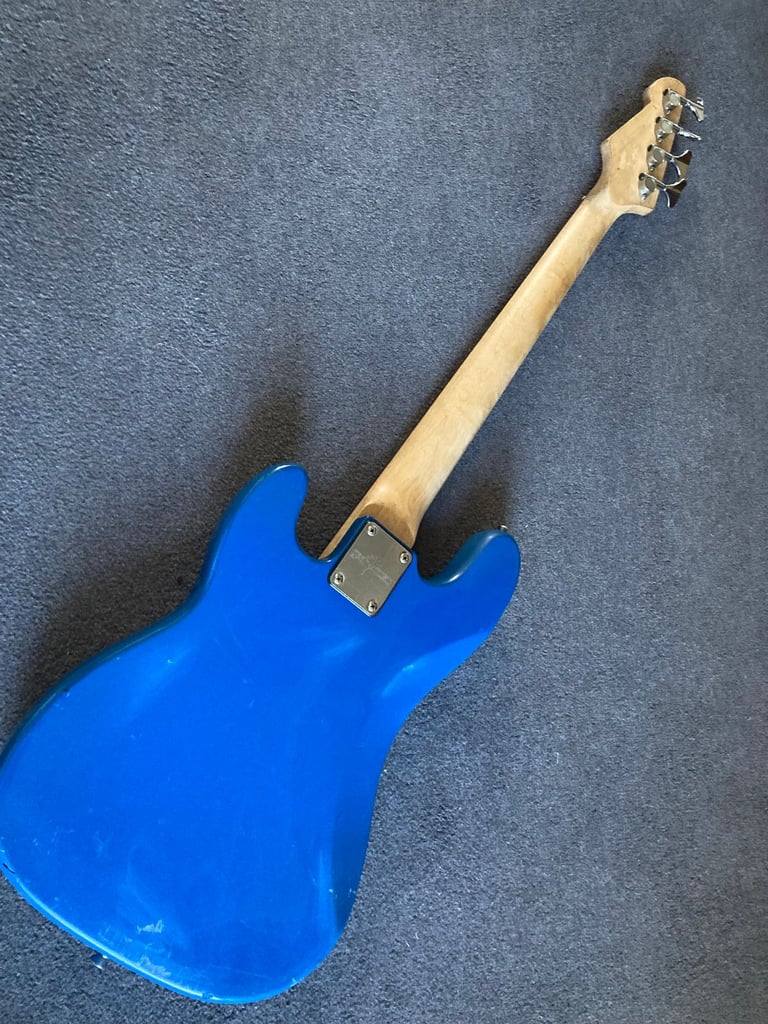 Gear4Music P Bass guitar in blue