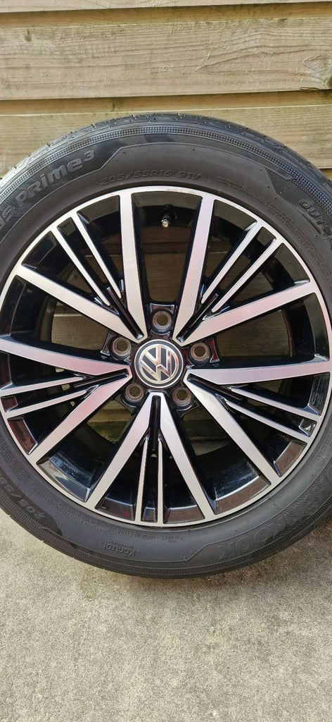 Genuine Volkwagon golf MK7 Linas 16" Black diamond cut alloys and tyres 