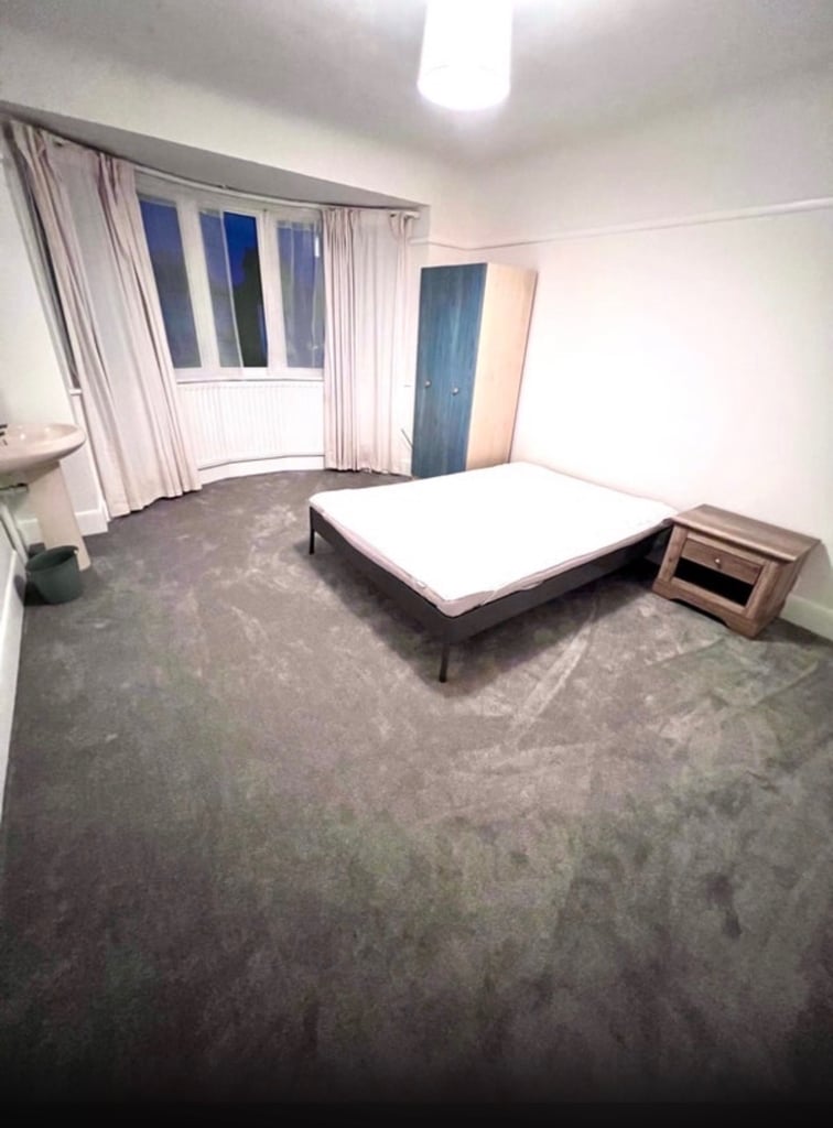 Big double room 11'6"/3.51m x 15'0"/ 4.57m