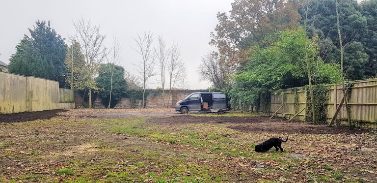 1/4acre walled yard 5mins North West of Chichester