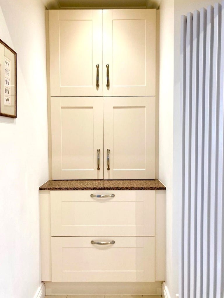 Howdens Cream Burford Kitchen doors x 6