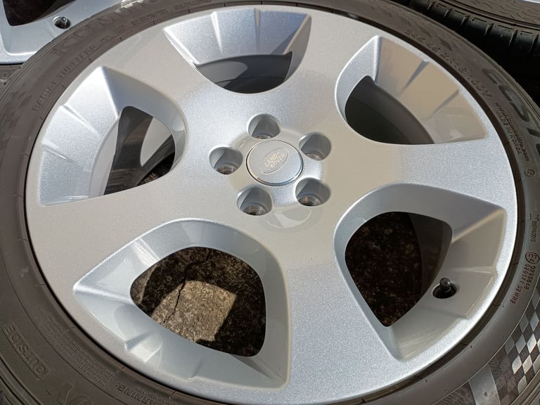 18" x 8J FORD ALLOYS IMMACULATE 5x108 WHEELS