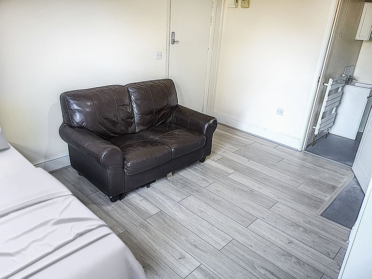 Ensuite DSS only shared house - fantastic place, 6 x ensuites. Not to be missed!