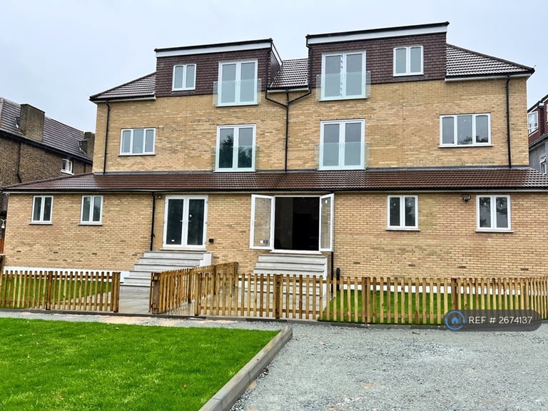 3 bedroom flat in Southwood Road, London, SE9 (3 bed) (#2674137)