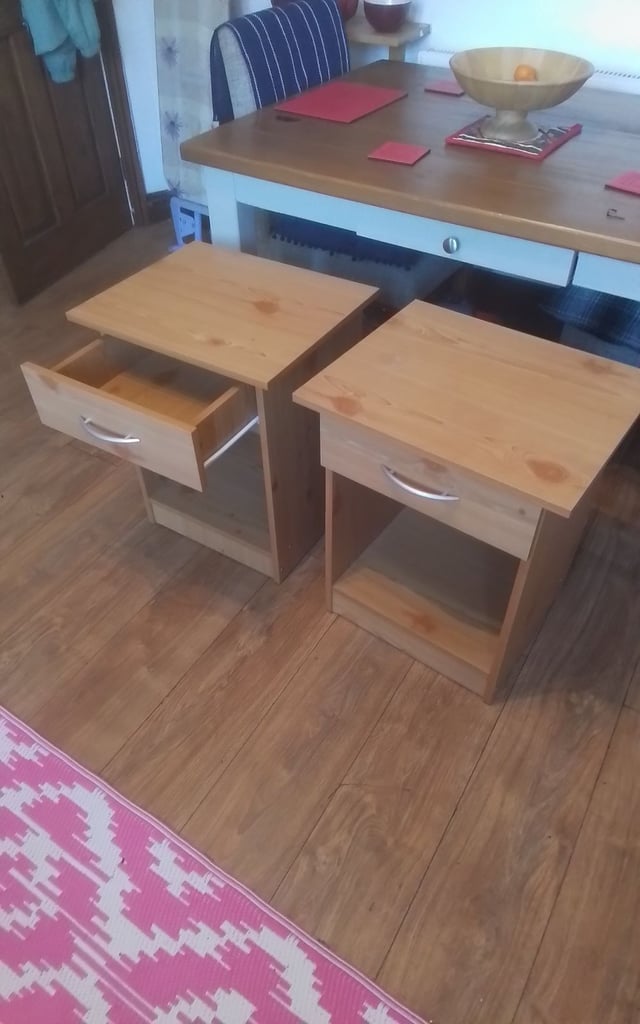 BEDSIDE CABINETS/TABLES 