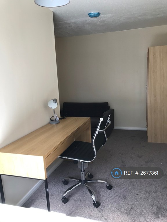 5 bedroom house in Park Barn Drive, Guildford, GU2 (5 bed) (#2677361)