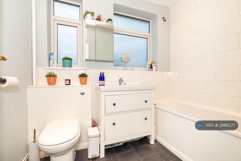 2 bedroom flat in Streatham Common, London, SW16 (2 bed) (#2666377)