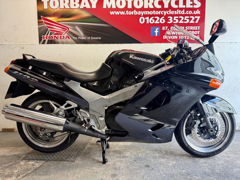 KAWASAKI ZZR1100-D6 SPORTS TOURER 1998 S REG 21877 MILES A STUNNING BIKE