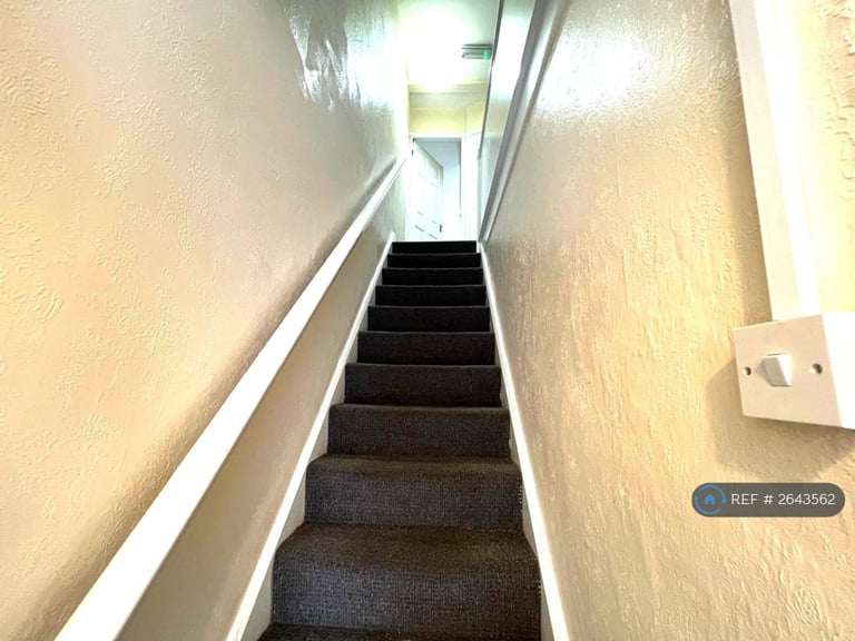 4 bedroom house in Newington Road, Northampton, NN2 (4 bed) (#2643562)