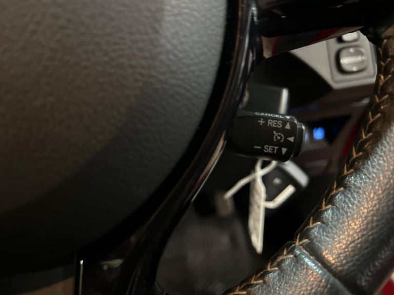 2018 Toyota Yaris 1.5 VVT-i Grey Bi-Tone Euro 6 5dr HATCHBACK Petrol Manual