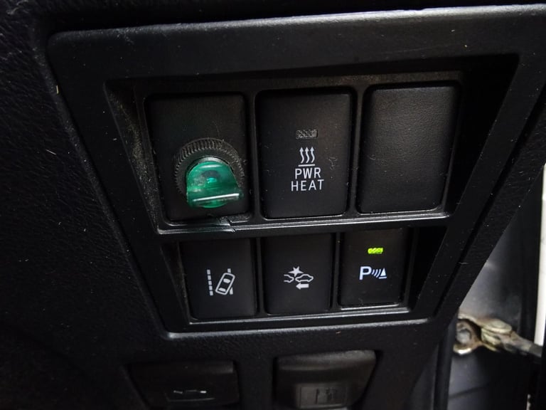 2016 66 REG TOYOTA HILUX INVINCIBLE D-4D 4WD DIESEL AUTO DAMAGED SALVAGE