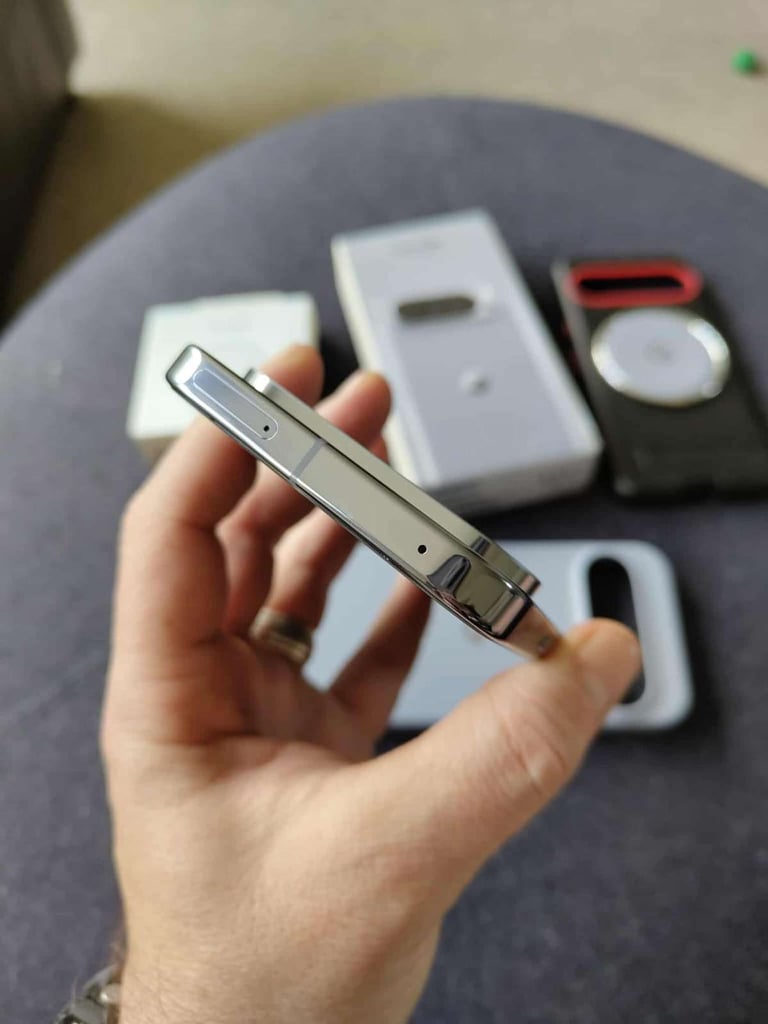 Google pixel 10 pro xl 256gb Moonstone & Pixelsnap charger & Ring stand  & Original google case 