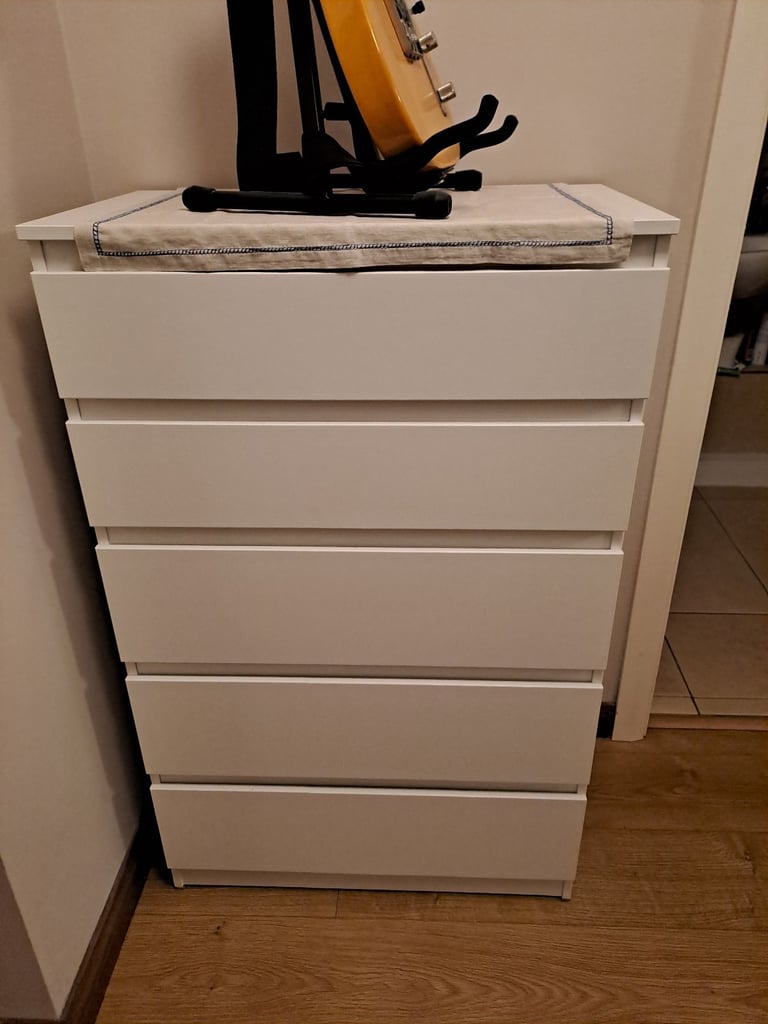 Chest of drawers 