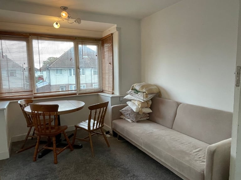  Spacious one bedroom flat with parking £820pm - available from Dec 2025