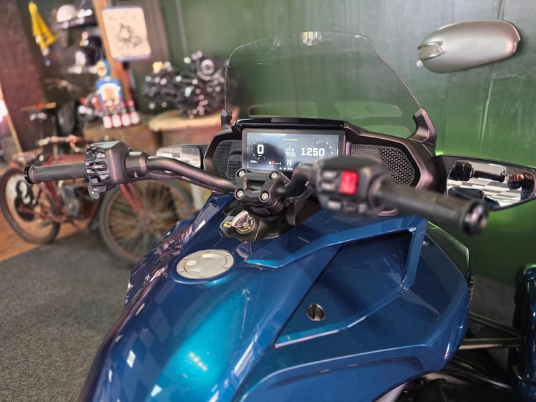 2024 CAN-AM SPYDER F3 LIMITED TRIKE 1330CC SEMI AUTO 2,200 MILE'S 