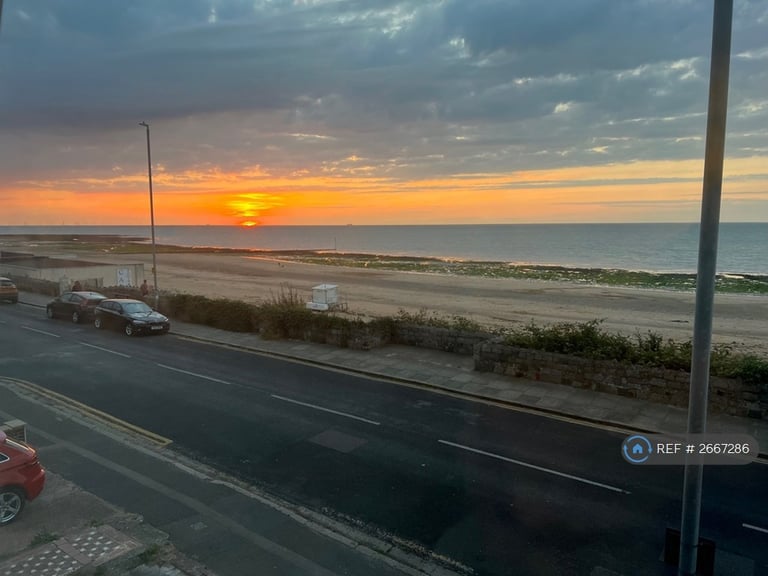 2 bedroom flat in Royal Esplanade, Margate, CT9 (2 bed) (#2667286)