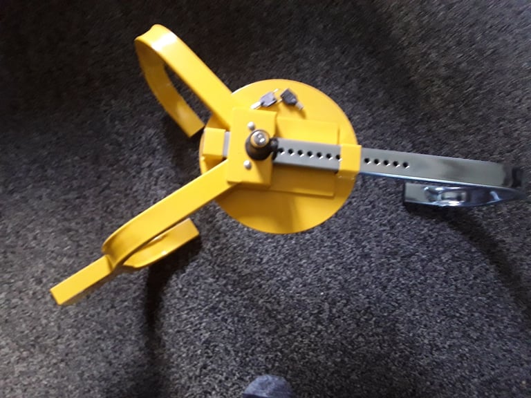 image for Vehicle wheel clamp as 2 keys extendable for wheel size protect your car or campers new 