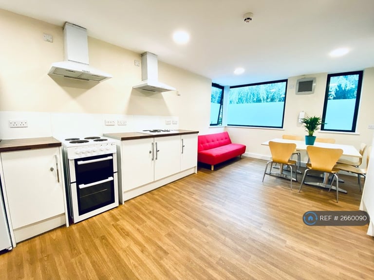 6 bedroom flat in Warwick New Road, Leamington Spa, CV32 (6 bed) (#2660090)