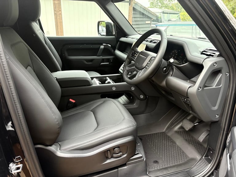 2025 Land Rover Defender 2025 3.0 D250 Hard Top X-Dynamic SE Auto PANEL VAN Diesel Automatic